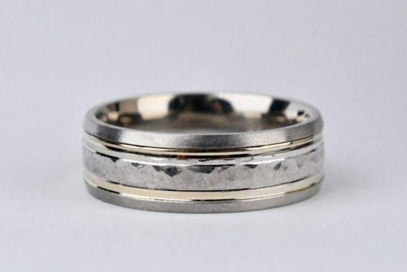 Handgemachte Hammering Texturierte Zweifarbige Bandring Solid Gold Herren Ehering von KoalaJewelleryDesign
