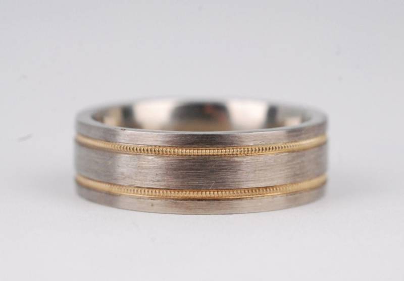 Handgemachter Zweifarbiger Ehering Aus Solidem Weißgold Mit Gebürstetem Finish Und Gelbgoldring von KoalaJewelleryDesign