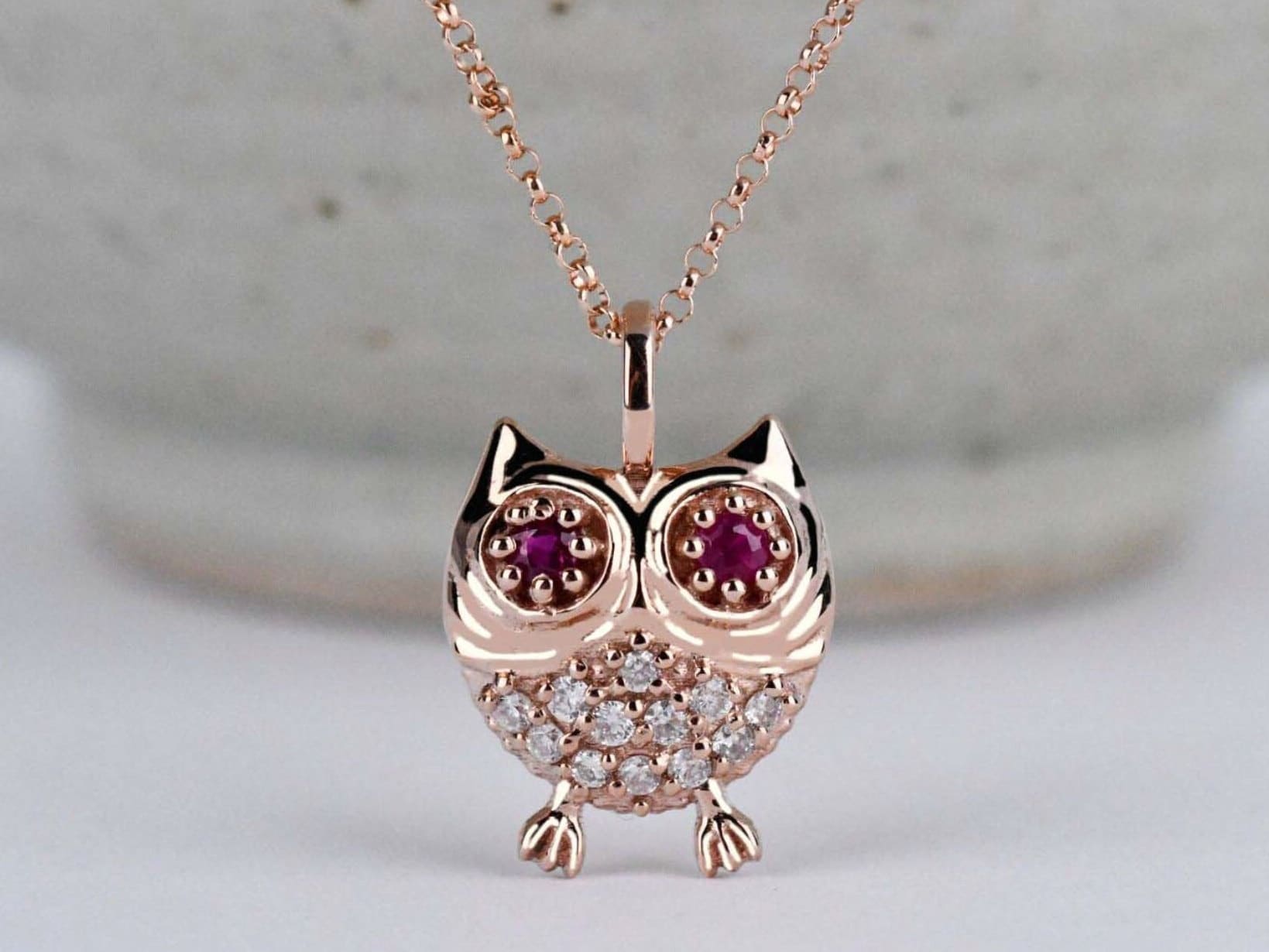 Lucky Owl Anhänger Natürliche Rubin Weißer Diamant Eule Halskette von KoalaJewelleryDesign