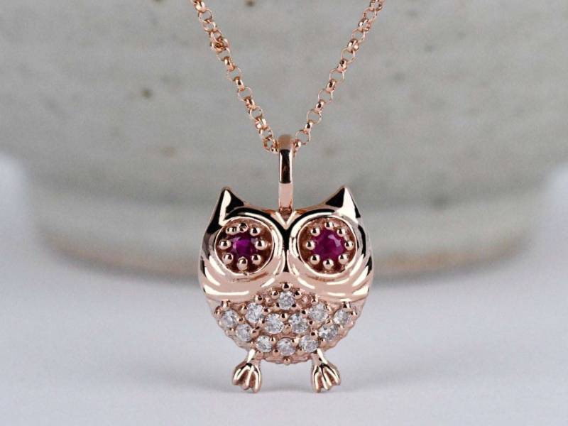 Lucky Owl Anhänger Natürliche Rubin Weißer Diamant Eule Halskette von KoalaJewelleryDesign