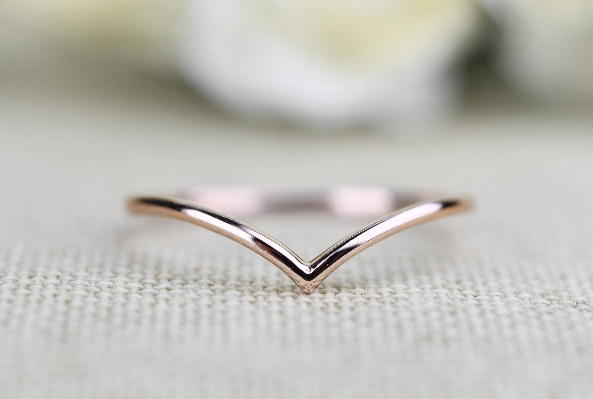 V-Form Ehering Solid Gold Dainty Ring von KoalaJewelleryDesign