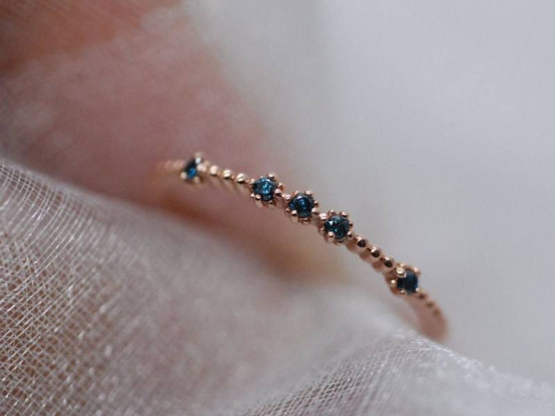 Vintage Blau Diamant Stapelbar Band Solid Gold Zierliche Ehering von KoalaJewelleryDesign