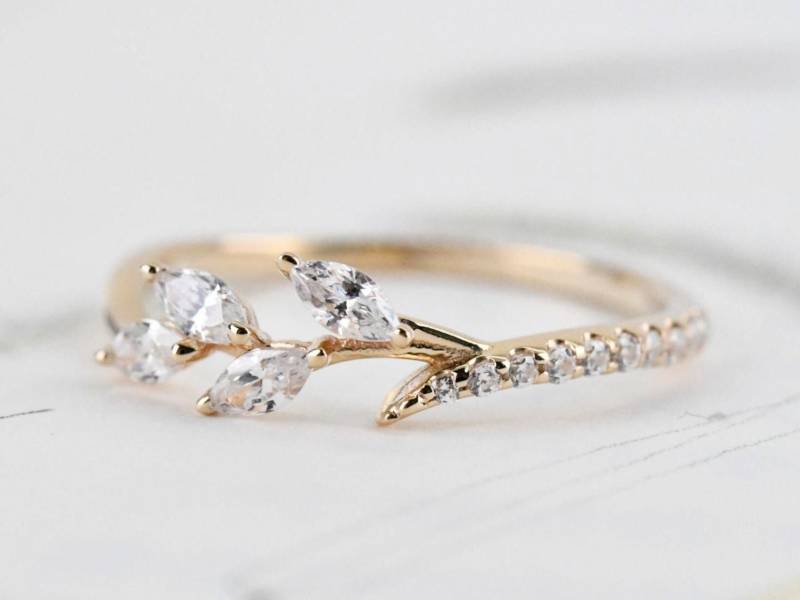 Wunderschöne Natürliche Blatt Band, Aaa Weiß Swarovski Kristall Solid Gold Ehering von KoalaJewelleryDesign