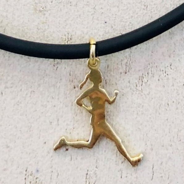 Gold 14K Anhänger Für Läufer Frauen Geschenk, Halskette, Laufende Frau Anhänger, Athlete Charm, Marathon Free Schmuck Box von KobeSportJewelry