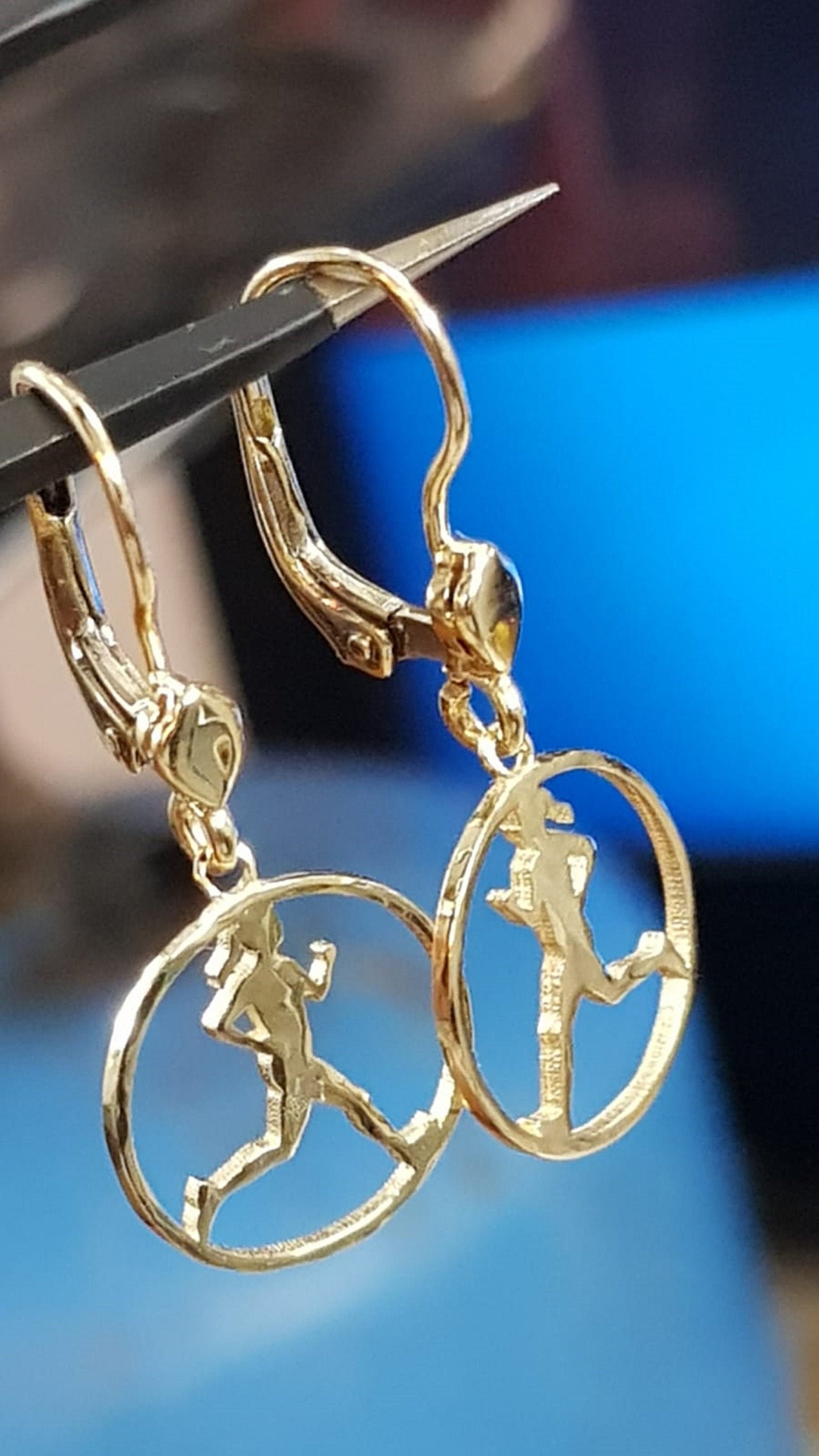 Gold Ohrringe, Marathonläufer, Gold Inspiration Geschenk Für Sie, 14K Gelbgold Haken, Frauen Geschenk, 10Km Rennen, Ironman Triangle von KobeSportJewelry