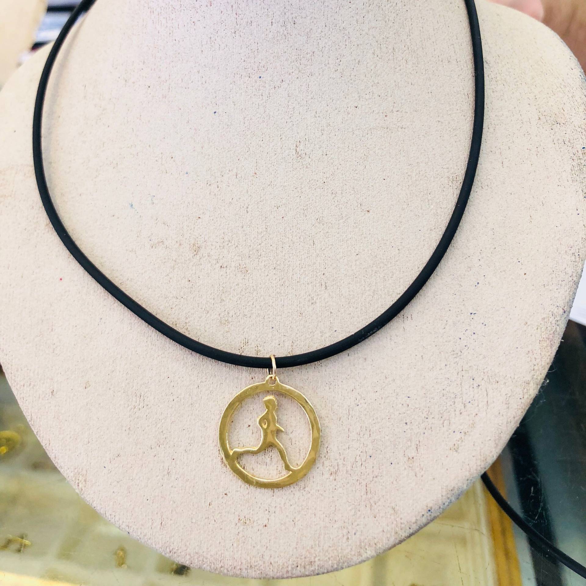 Runner Halskette, Sport-Zubehör, 14 Karat Gold, Runde Charm 14K, Boston Marathon, New York City Marathon Schmuck, Geschenk Zum Laufen von KobeSportJewelry