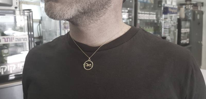 Schwimmer Weiß/Gelb 14K Gold Anhänger, Schwimmen Schwarz Silikon Halskette Geschenk Für von KobeSportJewelry