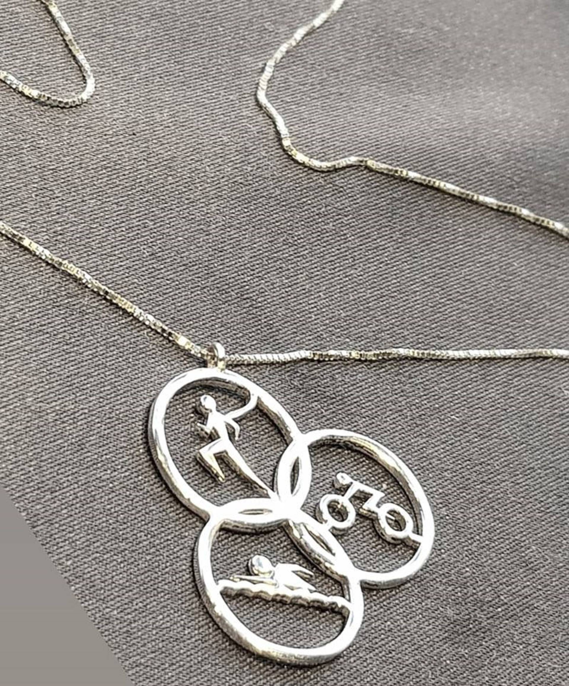 Triangle Geschenk -Silver/Gold Weißgold 14K Charm & Halskette, Für Kinder Und Männer Oder Frauen Ironman 140.2 von KobeSportJewelry