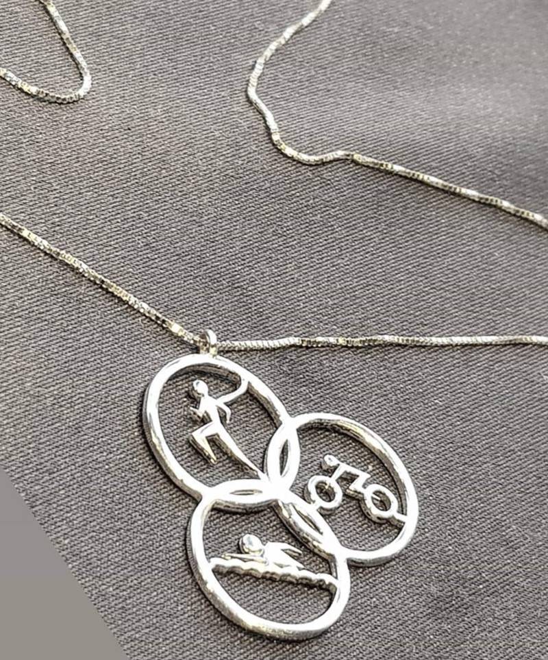 Triangle Geschenk -Silver/Gold Weißgold 14K Charm & Halskette, Für Kinder Und Männer Oder Frauen Ironman 140.2 von KobeSportJewelry