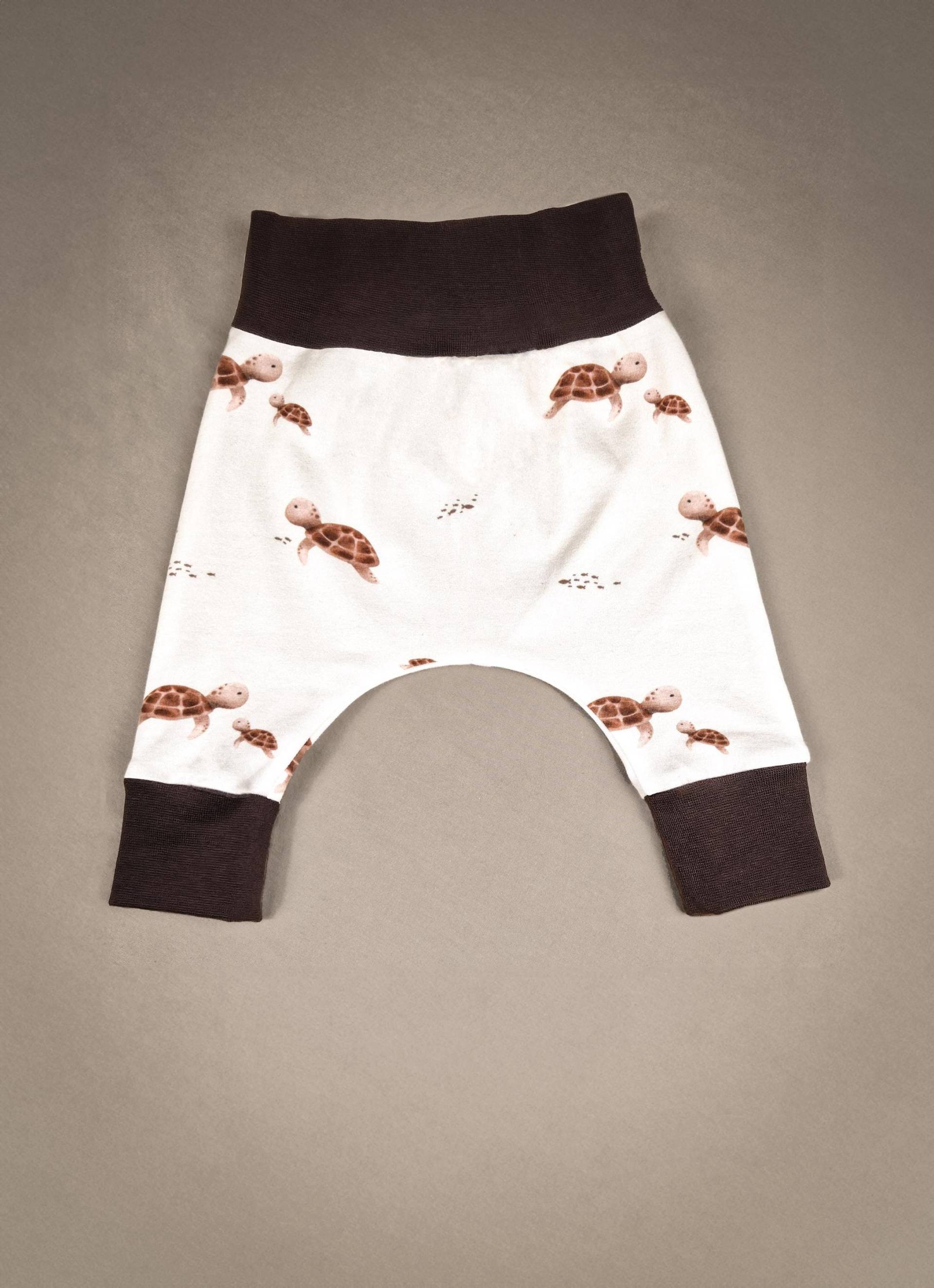 Babyhose Aus Bio-stoff Mit Süßem Schildkröten-Muster, Kleinkind Hose, Bio Mode Für Babys & Kleinkinder, Nachhaltig, Geschenk Zur Geburt Babyhose Aus Bio-stoff Mit Süßem Schildkröten-Muster, Kleinkind Hose, Bio Mode Für Babys & Kleinkinder, Nachhaltig, Geschenk Zur Geburt von KoboldhainKleider