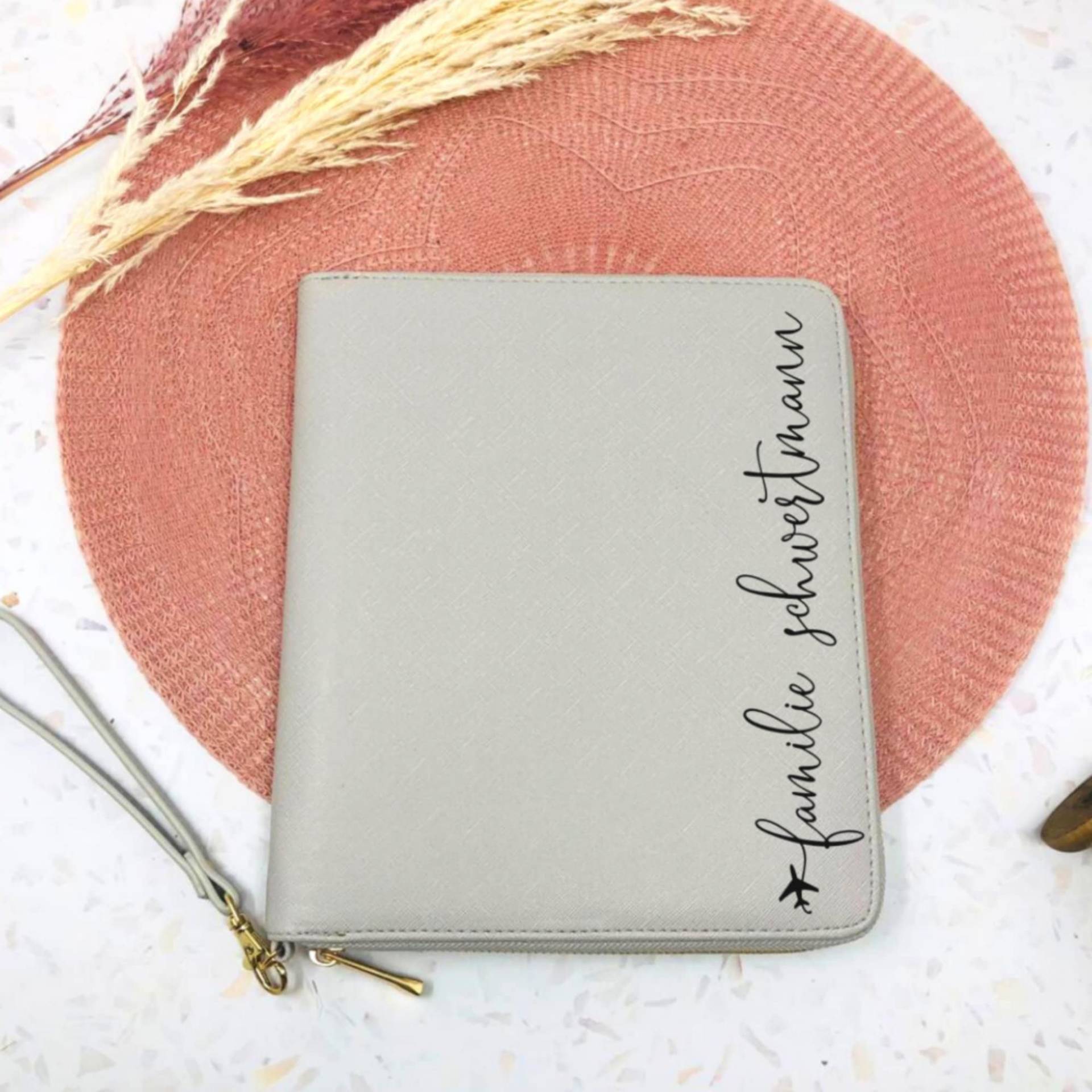 Familienorganizer Personalisiert - Für Unterlagen Die Reise, Impfpässe, U-Hefte, Karten Und Vieles Mehr -Grau-Schwarz Design Flugzeug von Koboldtheater22