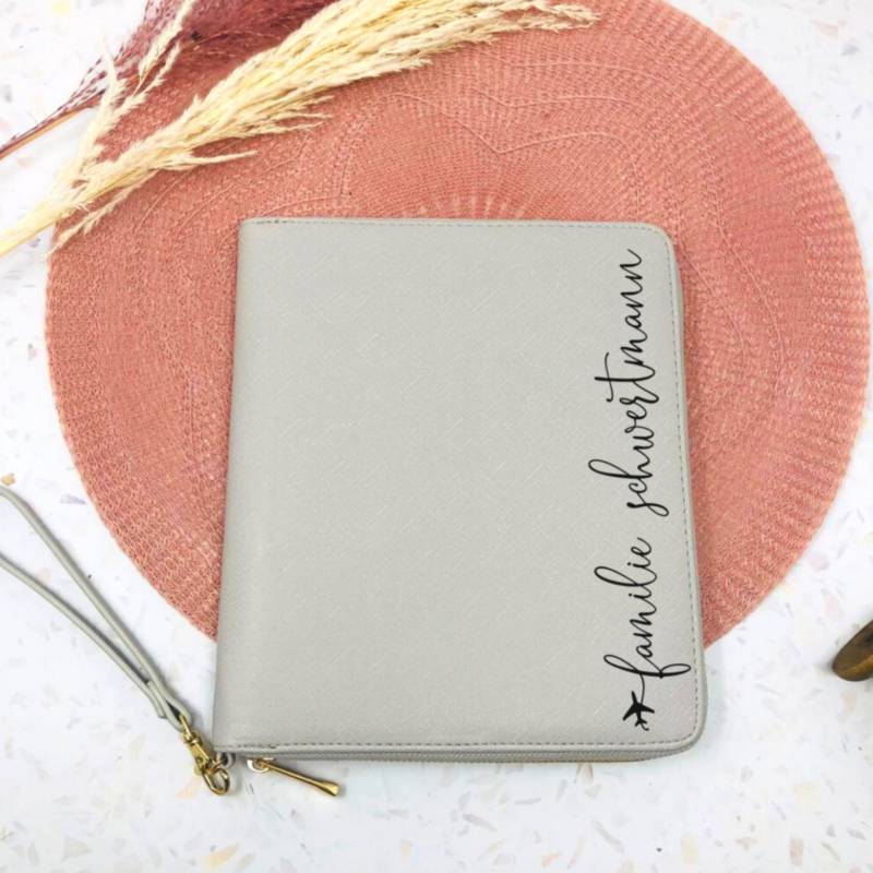 Familienorganizer Personalisiert - Für Unterlagen Die Reise, Impfpässe, U-Hefte, Karten Und Vieles Mehr -Grau-Schwarz Design Flugzeug von Koboldtheater22