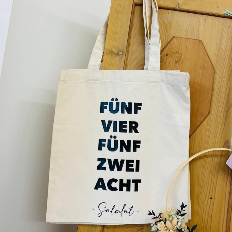 Geschenkidee Zum Einzug - Coole Baumwolltasche Stofftasche Mit Postleitzahl Und Ort, Witzig Originell von Koboldtheater22