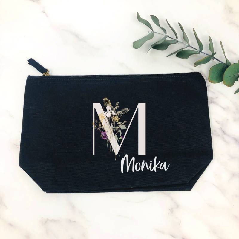 Kosmetiktasche Personalisiert Mit Initial Und Wunschwort - Geschenk Beste Freundin Schwester Mama Verschiedene Farben Wildblumen von Koboldtheater22