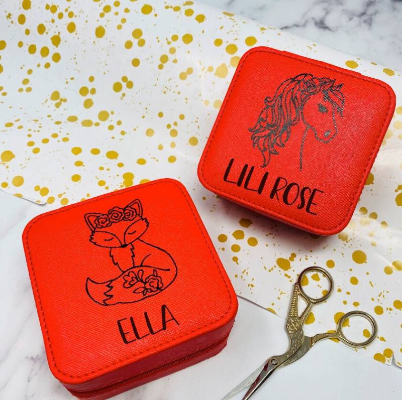 Schmucketui Rot Personalisiert Pferd Oder Fuchs - Mit Namen Geschenk Kommunion Schulkind Geburtstag Mädchen von Koboldtheater22