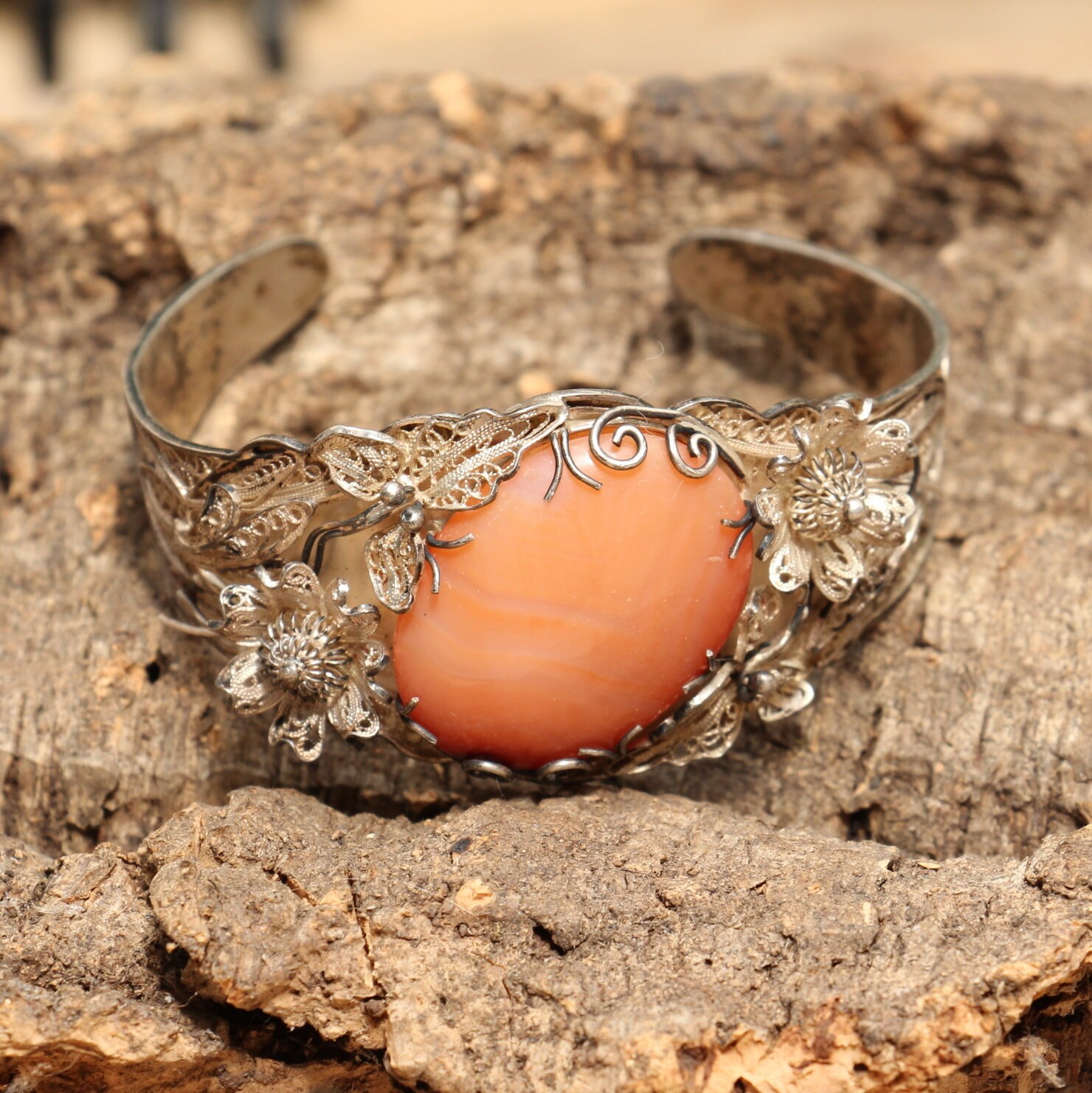 Filigranes Manschettenarmband Aus Silber Mit Ovalem Karneol-Edelstein - 800/1000 Filigranes Manschettenarmband Aus Silber Mit Ovalem Karneol-Edelstein - 800/1000 von KobraFinds