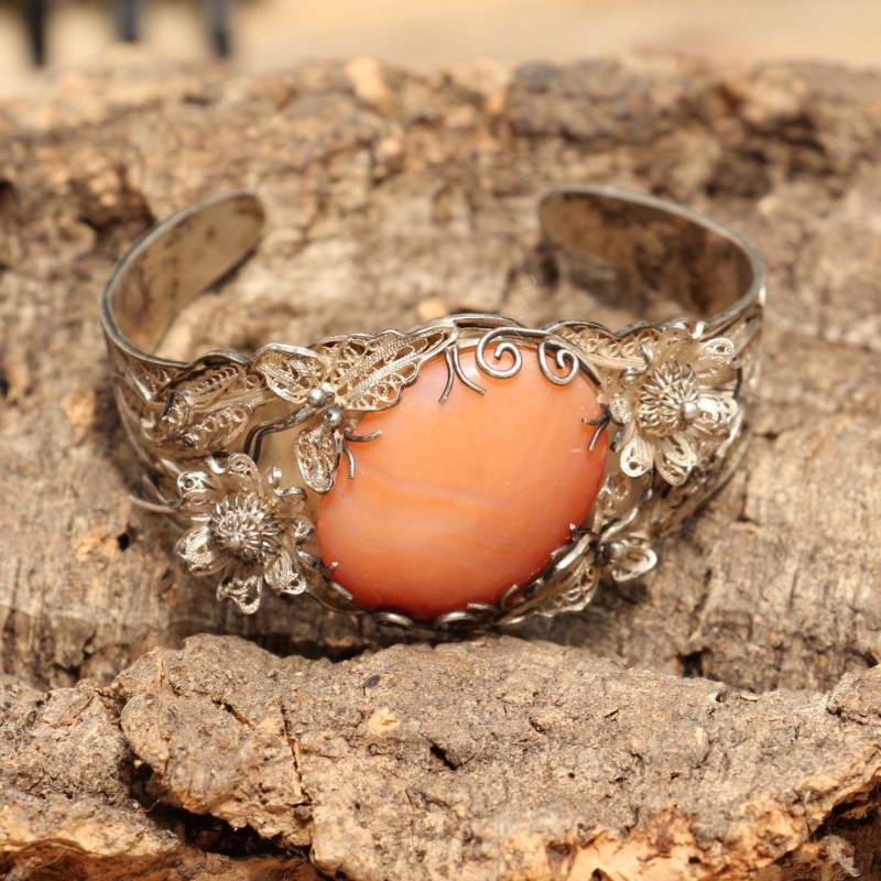 Filigranes Manschettenarmband Aus Silber Mit Ovalem Karneol-Edelstein - 800/1000 Filigranes Manschettenarmband Aus Silber Mit Ovalem Karneol-Edelstein - 800/1000 von KobraFinds