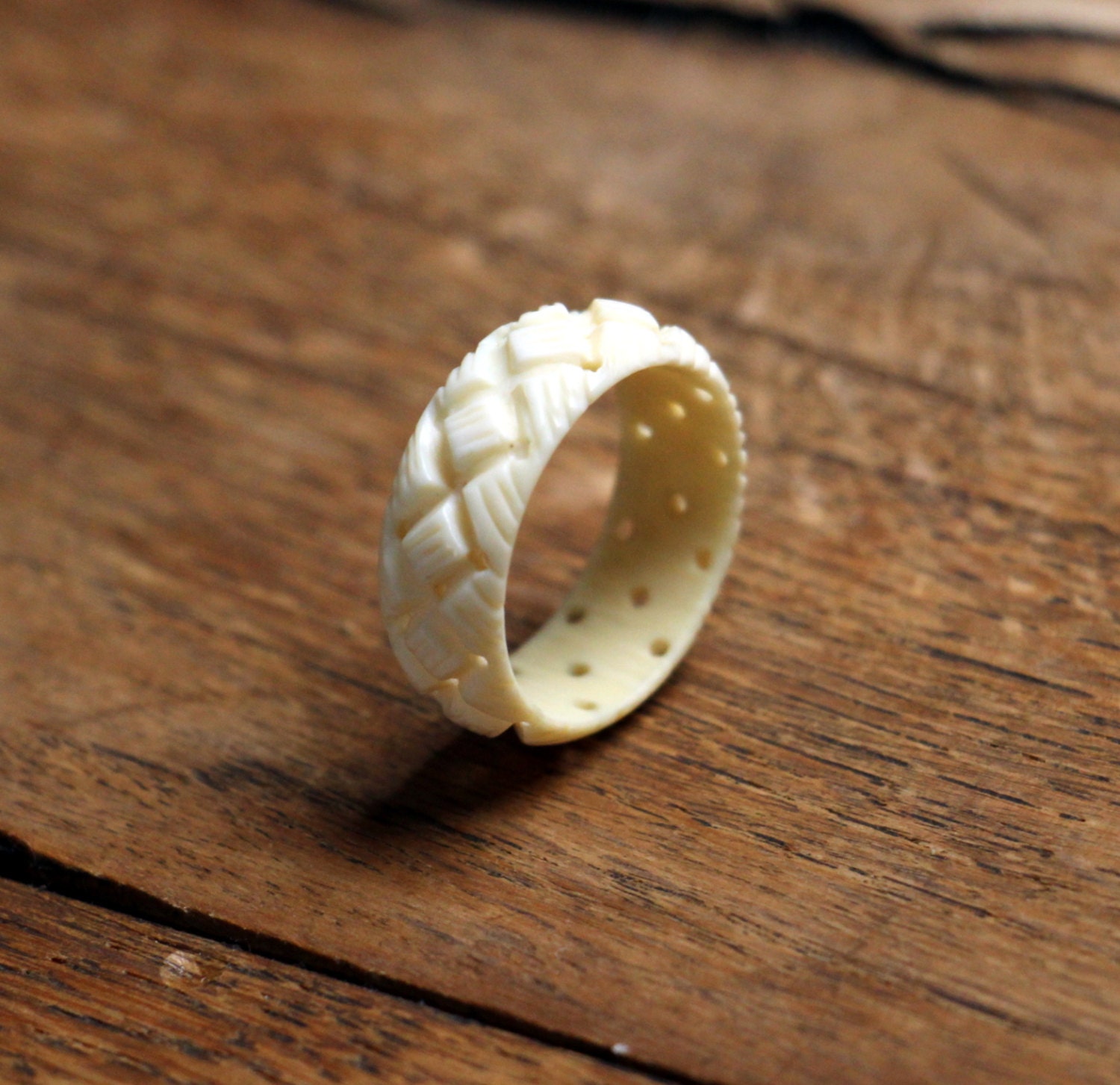 Reserviert Für Lauren # Vintage - Mode Zelluloid, Geschnitzter Ring. Größe 8 Kostenloser Versand Reserviert Für Lauren # Vintage - Mode Zelluloid, Geschnitzter Ring. Größe 8 Kostenloser Versand von KobraFinds