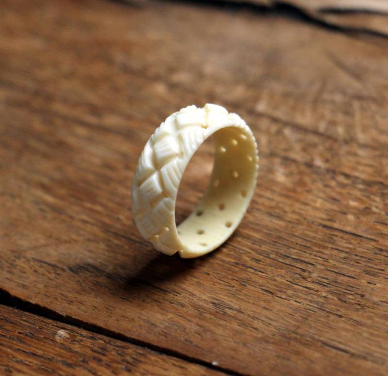 Reserviert Für Lauren # Vintage - Mode Zelluloid, Geschnitzter Ring. Größe 8 Kostenloser Versand Reserviert Für Lauren # Vintage - Mode Zelluloid, Geschnitzter Ring. Größe 8 Kostenloser Versand von KobraFinds