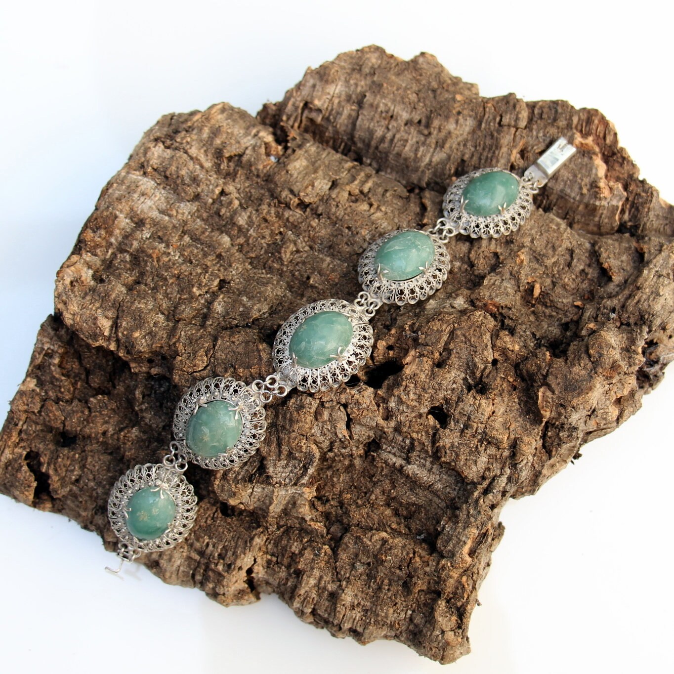 Wunderschöne Antike Silber Filigrane Armband Mit Ovalen Grünen Steinen Wunderschöne Antike Silber Filigrane Armband Mit Ovalen Grünen Steinen von KobraFinds