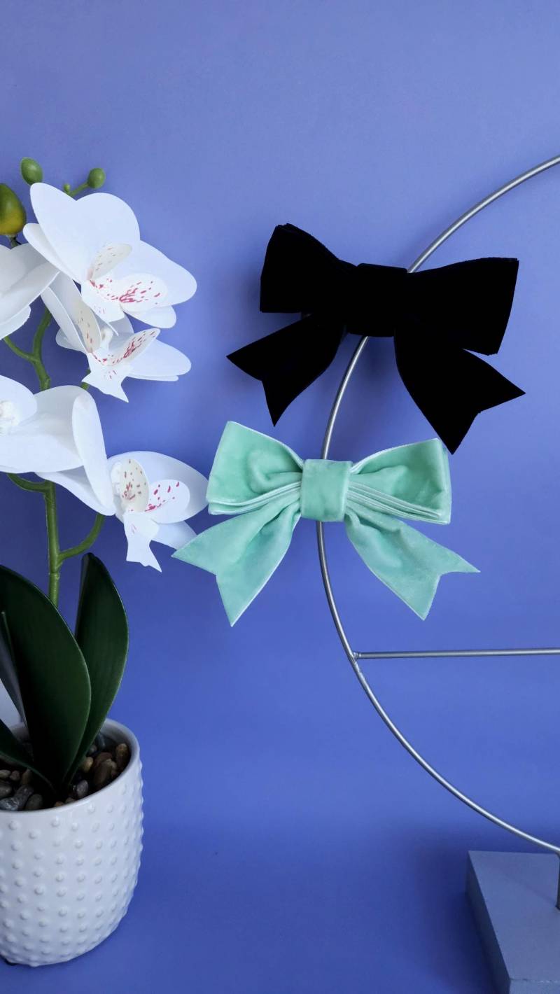 Kinder Damen Samt Brosche Schleife Haarspange Mint Schwarz Klammer Handmade - Cute Velvet Bow Hair Clip For Kids & Women von KobrakDesign