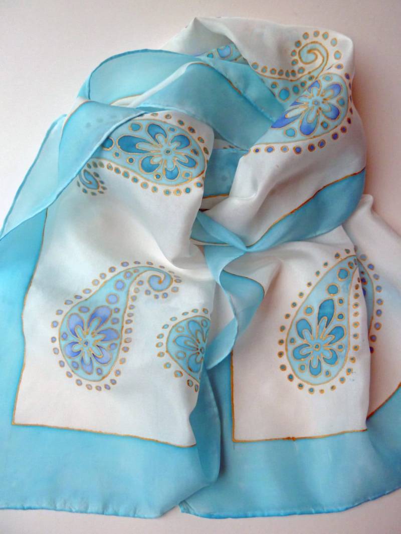 Handbemalter Seidenschal, Babyblau Und Vanille Paisley Design von KocoonLondon