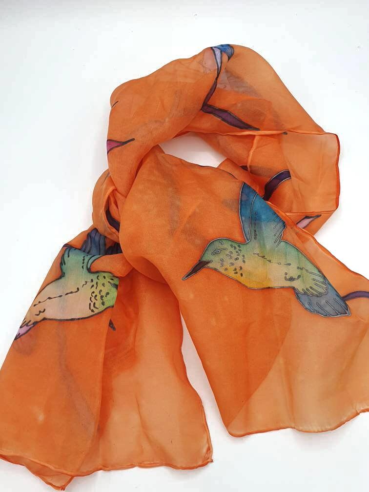 Orangefarbener Kolibri Handbemalter Seidenschal Orangefarbener Kolibri Handbemalter Seidenschal von KocoonLondon