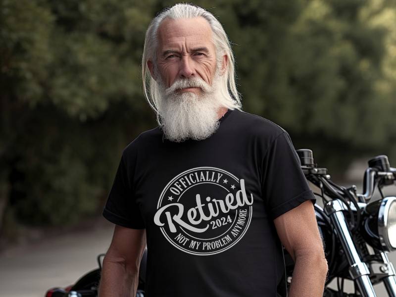 T-Shirt Officially Retired - Für Den Zukünftigen Oder Schon Aktuellen Rentner Personalisiert Mit Jahr von Kodelandia