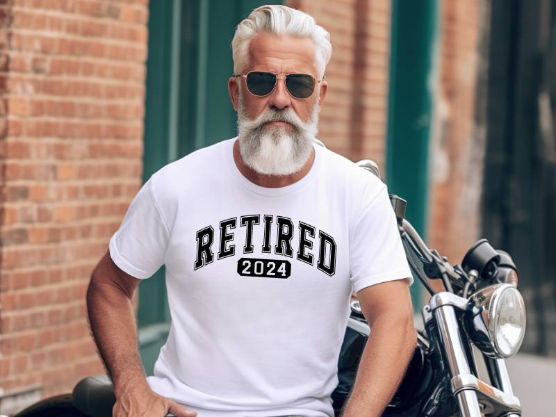T-Shirt Retired 2024 - Für Den Zukünftigen Oder Schon Aktuellen Rentner Personalisiert Mit Jahr T-Shirt Retired 2024 - Für Den Zukünftigen Oder Schon Aktuellen Rentner Personalisiert Mit Jahr von Kodelandia