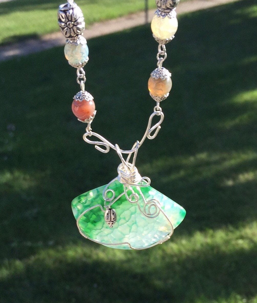 Grüner Achat Halskette Draht Gewickelt Perlen Insekt Schmuck Grüner Achat Halskette Draht Gewickelt Perlen Insekt Schmuck von KodeliaHollow