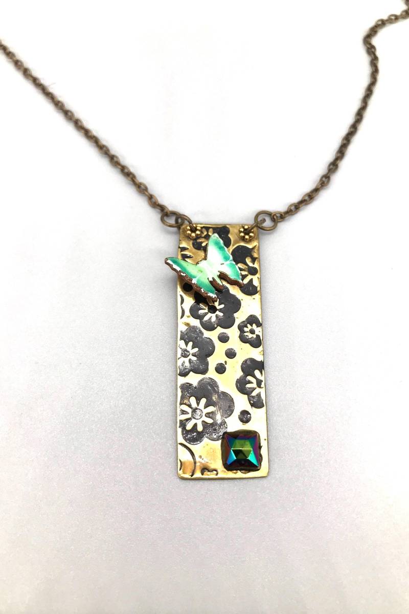 Handgefertigte Floral Messing & Kupfer Anhänger Halskette Mit Vintage Strass Akzent von KodeliaHollow