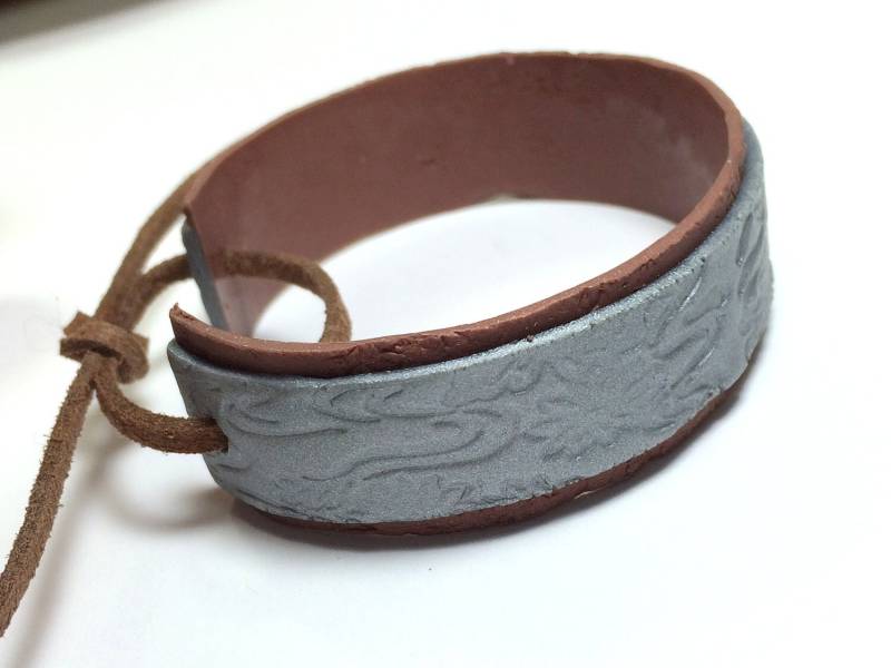 Handgefertigte Manschette Armband Aus Polymer Clay Geprägtes Silber Design, Wildleder Krawatte von KodeliaHollow