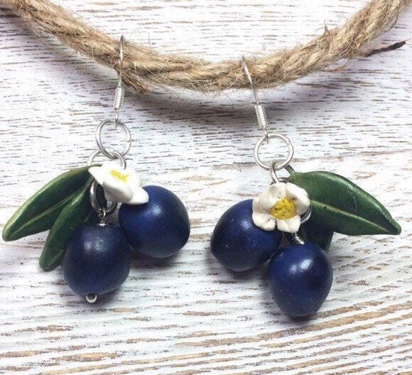 Handgemachte Ohrringe Polymer Clay Blaubeere Versilberter Obst Schmuck Handgemachte Ohrringe Polymer Clay Blaubeere Versilberter Obst Schmuck von KodeliaHollow