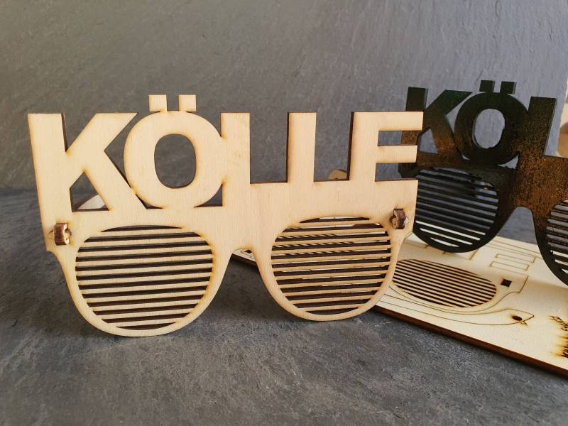 Karnevalsbrille Mit Köln Schriftzug Und "Privatsphäre-Lamellen" Karnevalsbrille Mit Köln Schriftzug Und "Privatsphäre-Lamellen" von KoelscheManufaktur