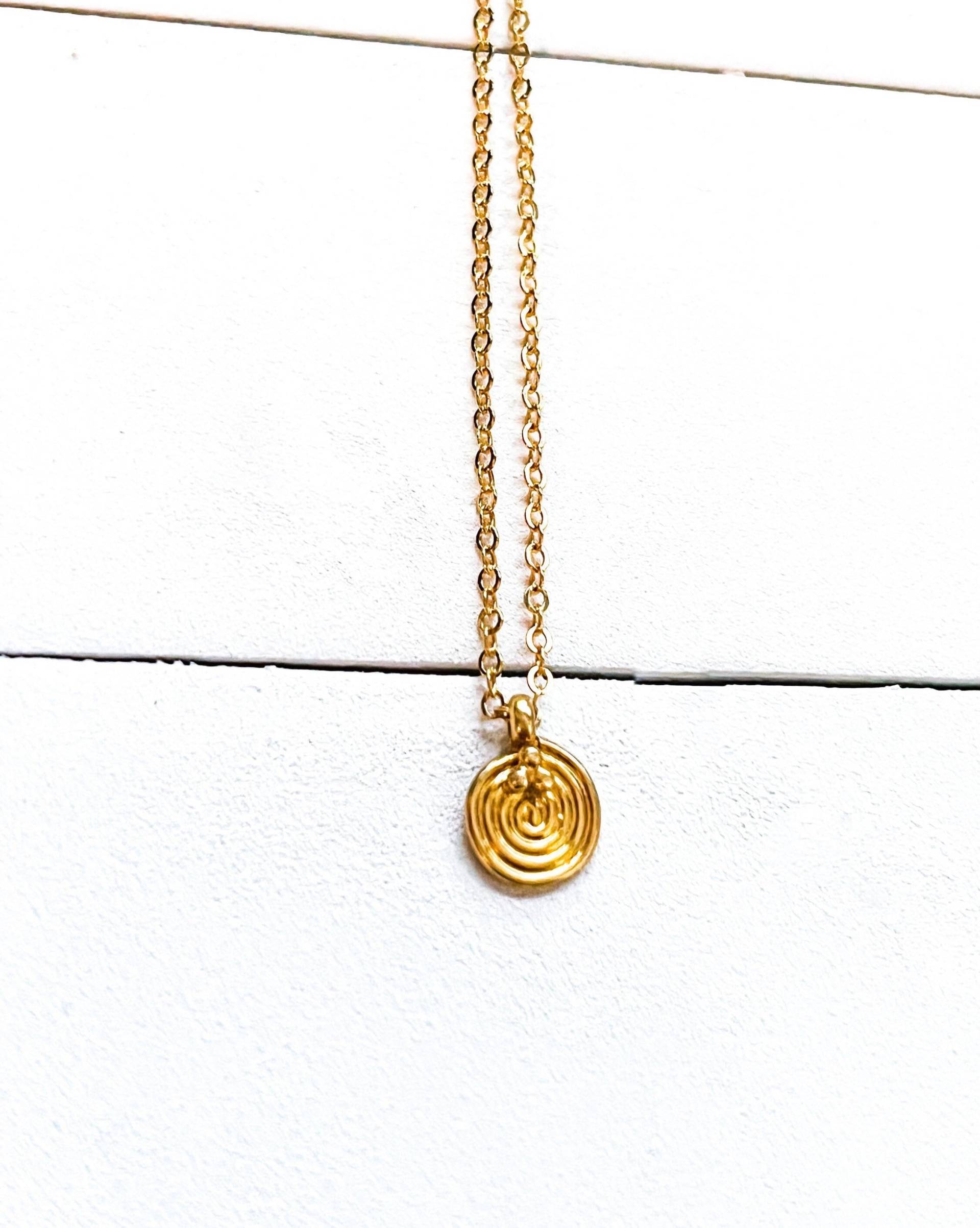 Spiral Pachamam, Anhänger Aus 24 K Gold Vermeil Spiral Pachamam, Anhänger Aus 24 K Gold Vermeil von KoenabyTina