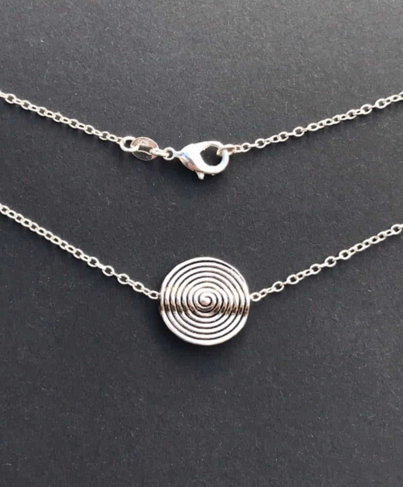 Spiral Pachamama, Mutter Erde Silber Charm Halskette Mit 925 Sterling Rolo Kette Spiral Pachamama, Mutter Erde Silber Charm Halskette Mit 925 Sterling Rolo Kette von KoenabyTina