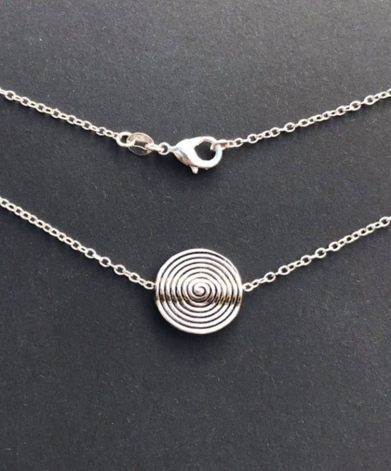 Spiral Pachamama, Mutter Erde Silber Charm Halskette Mit 925 Sterling Rolo Kette Spiral Pachamama, Mutter Erde Silber Charm Halskette Mit 925 Sterling Rolo Kette von KoenabyTina