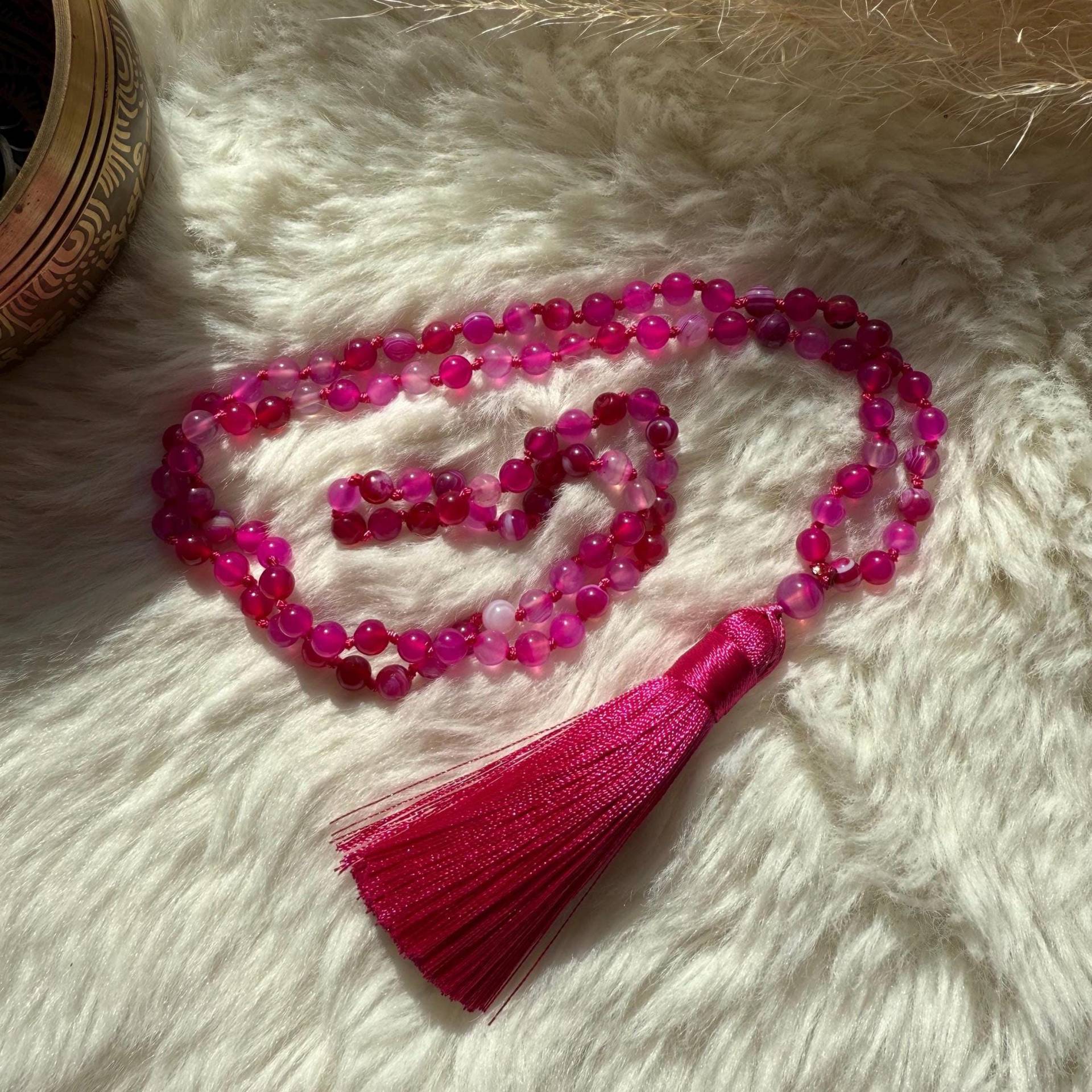 Mala Kette Aus Pinken Achat - Für Geborgenheit U. Selbstliebe | Handgeknüpft Mit Quaste Meditation, Yoga & Achtsamkeit 108 Perlen Mala Kette Aus Pinken Achat - Für Geborgenheit U. Selbstliebe | Handgeknüpft Mit Quaste Meditation, Yoga & Achtsamkeit 108 Perlen von Koenighorst