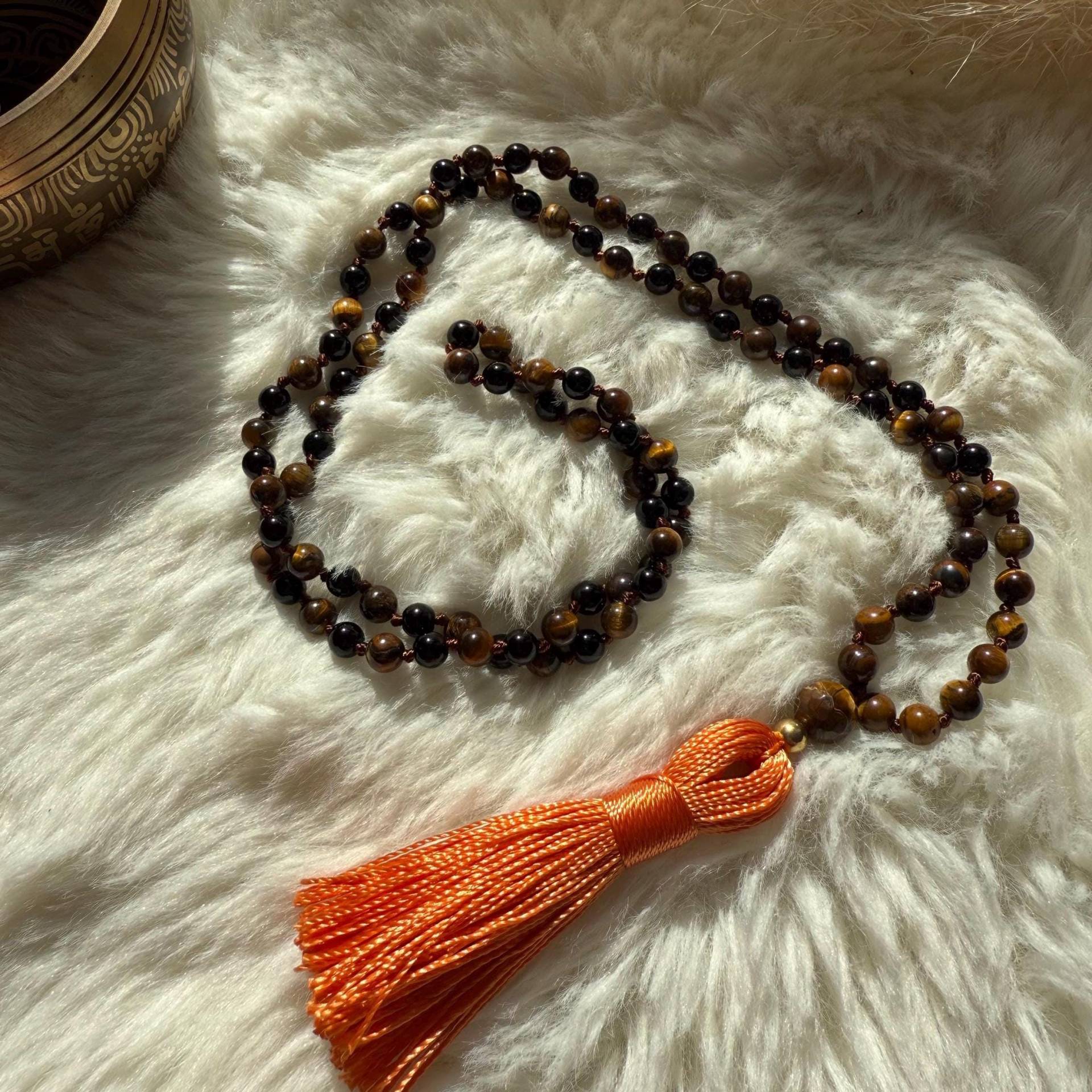 Mala Kette Tigerauge - Stärke U. Vertrauen | Handgeknüpfte Mit Orangener Quaste Für Meditation, Gebete, Yoga 108 Perlen Mala Kette Tigerauge - Stärke U. Vertrauen | Handgeknüpfte Mit Orangener Quaste Für Meditation, Gebete, Yoga 108 Perlen von Koenighorst