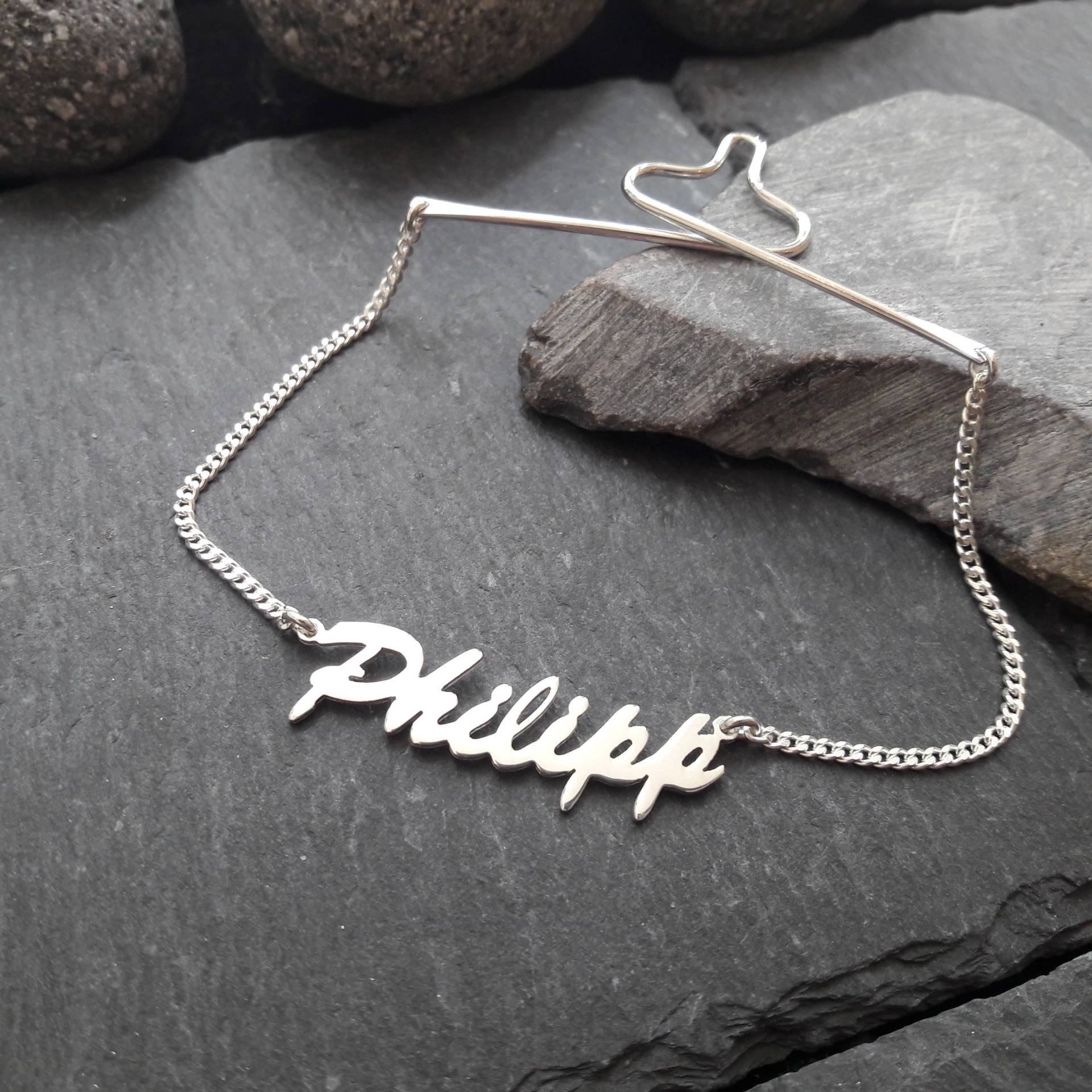 Krawattenkette Mit Wunschname Aus 925Er Silber - 1, 7 Mm Panzerkette Namens-Anhänger, Namenskette, Schmuck Für Krawatte | Kk-11 Krawattenkette Mit Wunschname Aus 925Er Silber - 1, 7 Mm Panzerkette Namens-Anhänger, Namenskette, Schmuck Für Krawatte | Kk-11 von Koenigsprodukte