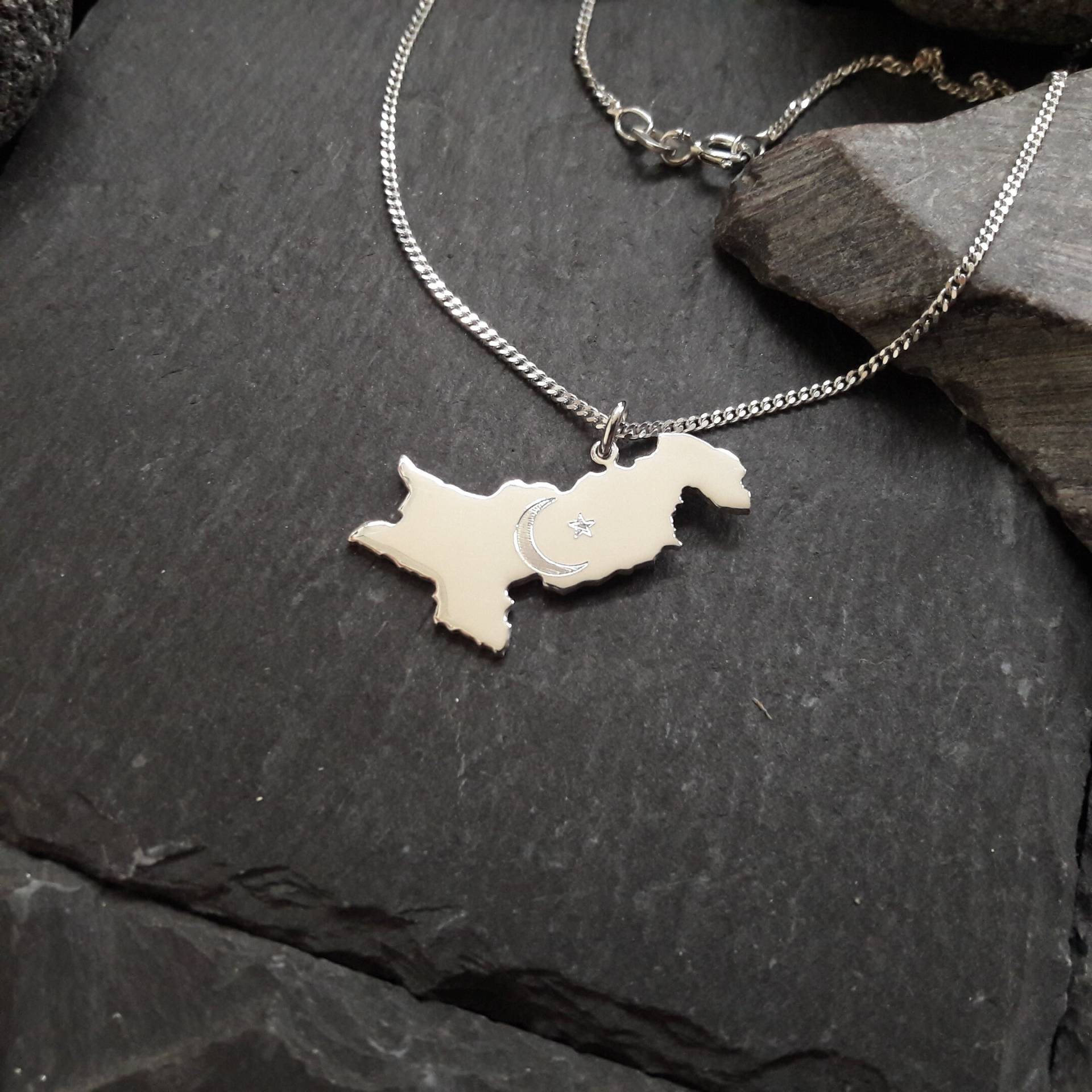 Pakistan Landkarte Anhänger Mit Panzerkette in 925Er Silber & Halbmond + Stern Gravur - Kettenlänge Wählbar | Lk-02/Pakistan+Hs Pakistan Landkarte Anhänger Mit Panzerkette in 925Er Silber & Halbmond + Stern Gravur - Kettenlänge Wählbar | Lk-02/Pakistan+Hs von Koenigsprodukte