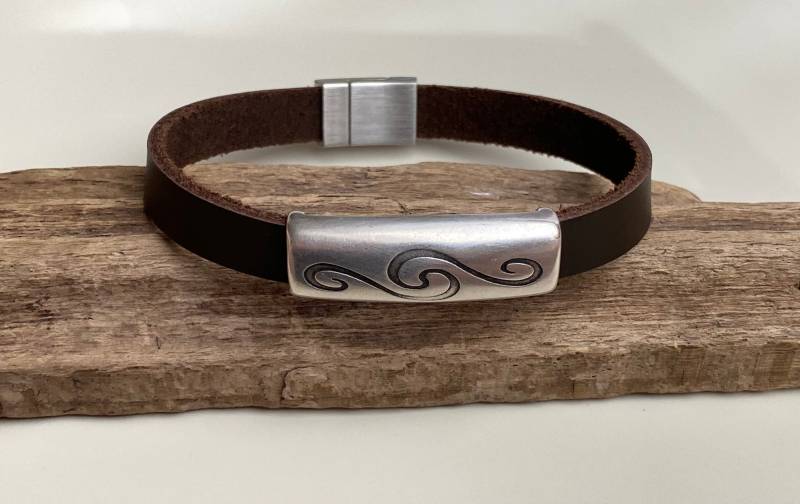 Armband Zamak Und Leder Mit Edelstahlverschluss Armband Zamak Und Leder Mit Edelstahlverschluss von Koenigswurzeln