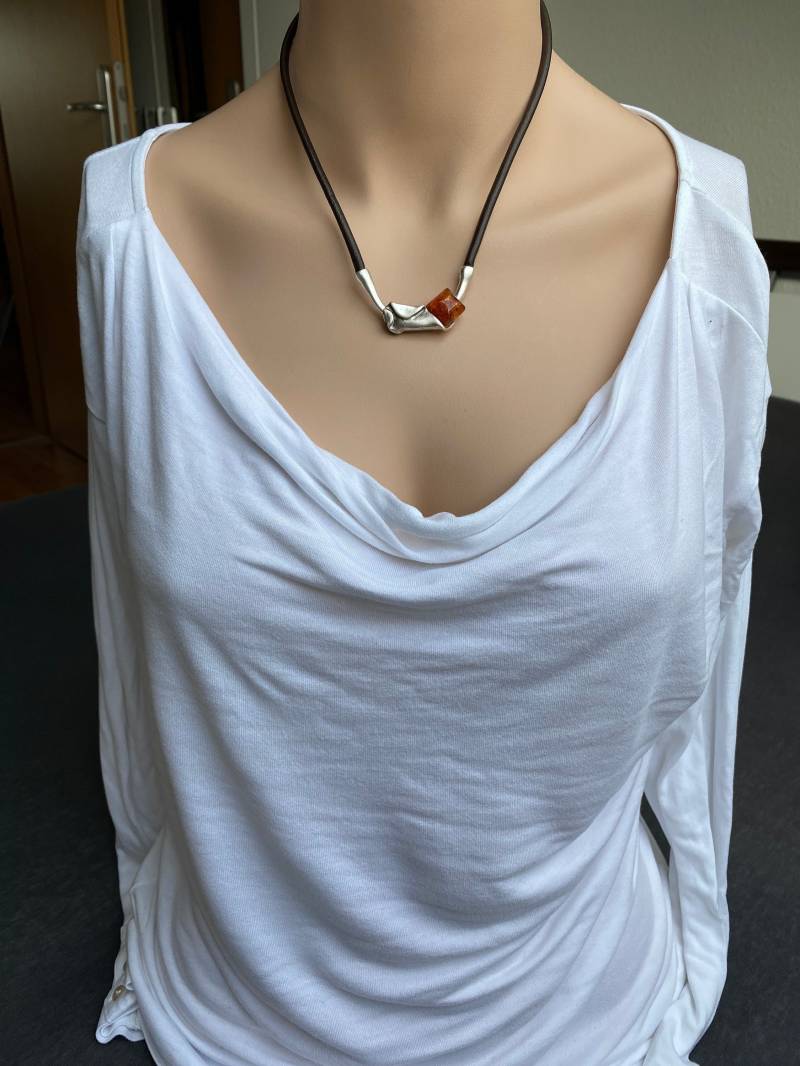 Halskette Bernstein Auf Silberner Schmuckröhre Aus Zamak von Koenigswurzeln