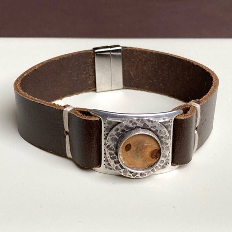 Holzschmuck Armband Holz Auf Gehämmerter Silberner Armspange Mit Lederband von Koenigswurzeln