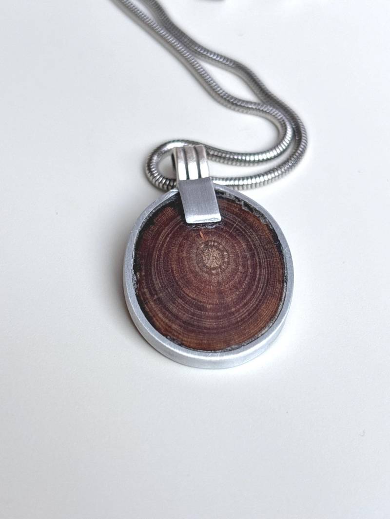 Holzschmuck Kette Anhänger Holz Mit Silberner Metallumrandung Holzschmuck Kette Anhänger Holz Mit Silberner Metallumrandung von Koenigswurzeln