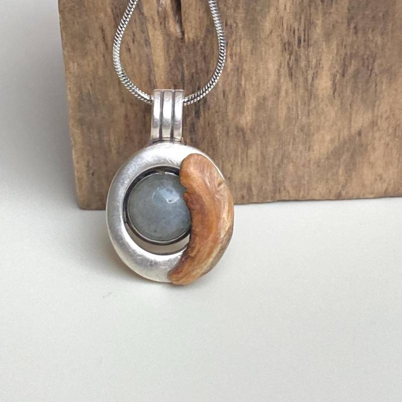 Holzschmuck Kette Anhänger Holz Und Labradorit Auf Zamakring von Koenigswurzeln