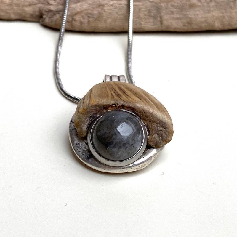 Holzschmuck Kette Anhänger Holz Und Labradorit Auf Zamakring von Koenigswurzeln