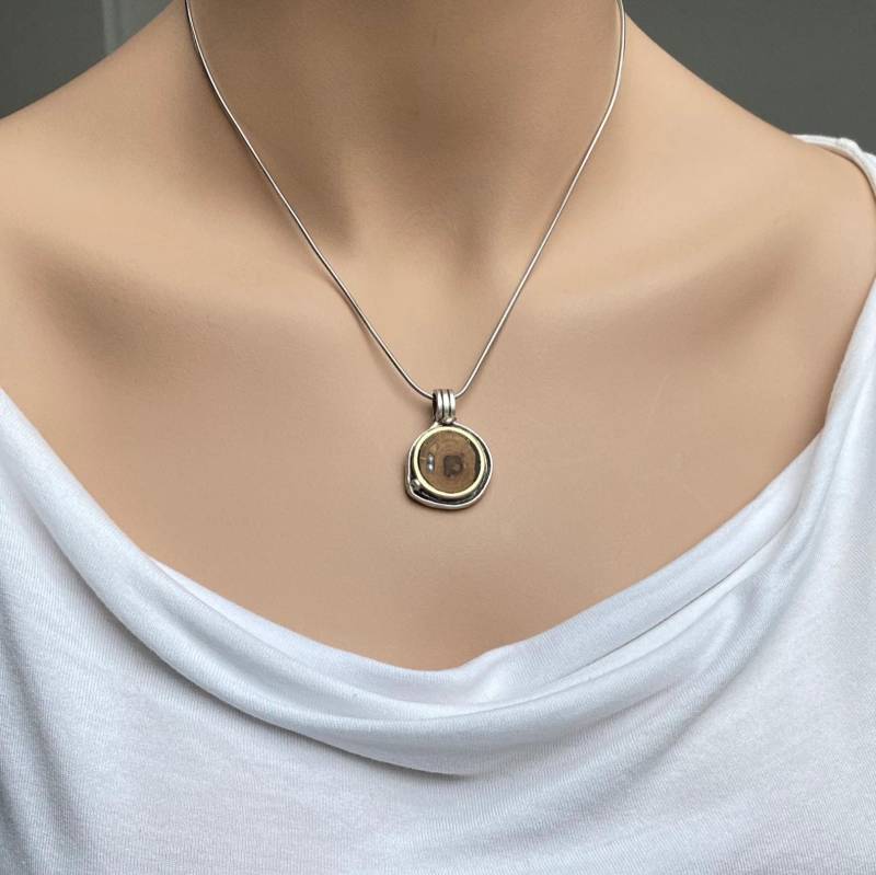 Holzschmuck Kette Anhängerwurzelholz Und Perlen in Silberner Zamakplakette Holzschmuck Kette Anhängerwurzelholz Und Perlen in Silberner Zamakplakette von Koenigswurzeln