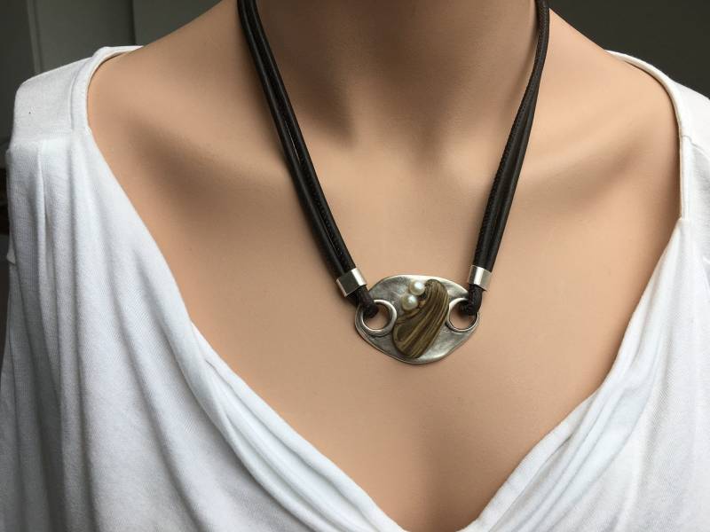 Holzschmuck Kette Holz Und Natürliche Perlen Auf Silberner Zamakscheibe von Koenigswurzeln