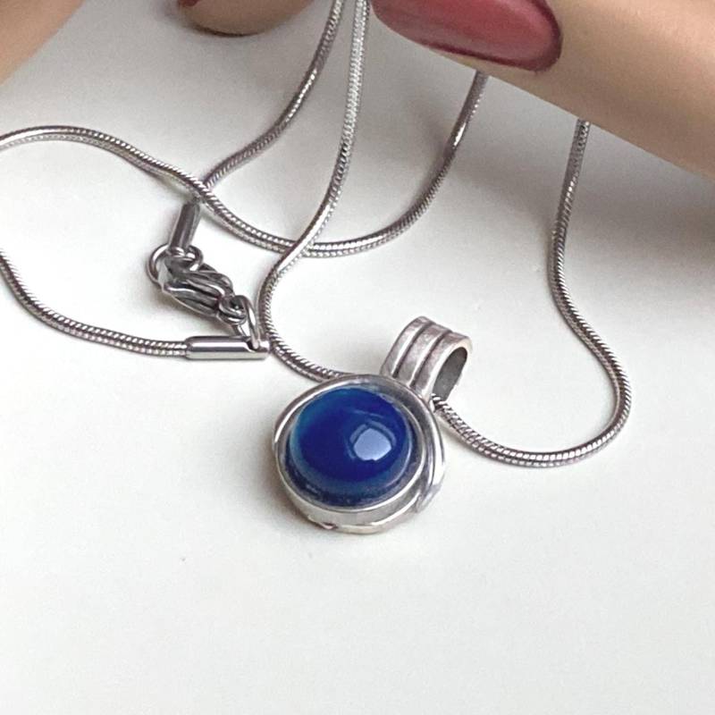 Kette Anhänger Edelstahl, Zamak Und Blauer Achat von Koenigswurzeln
